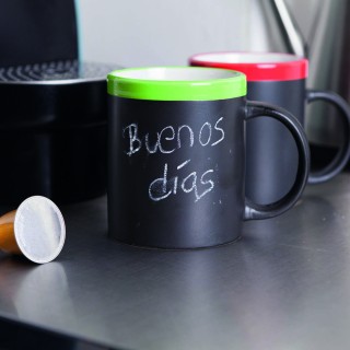 Taza de pizarra con tiza para pintar.